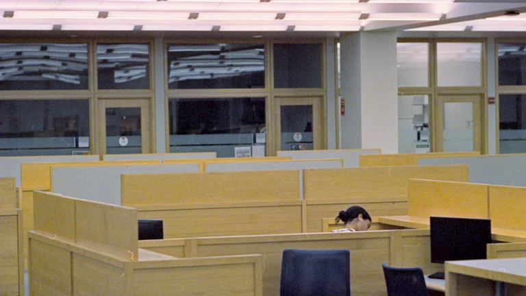 사무실에서 계약서에 서명하는 사람