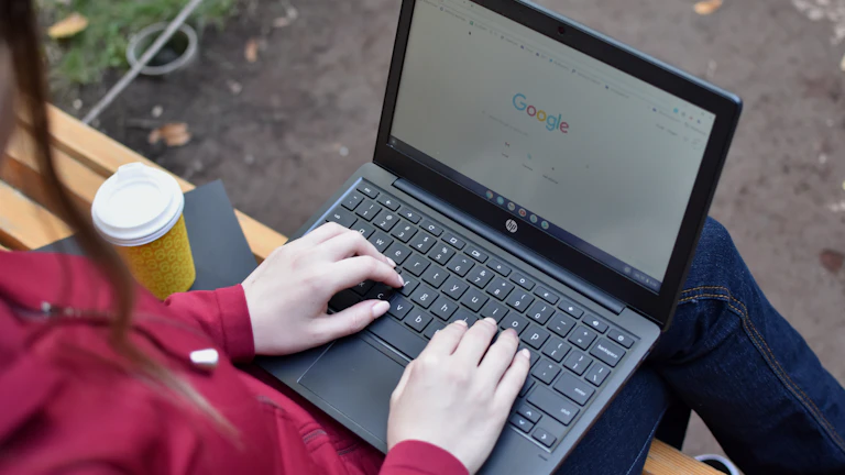 대출 정보를 검색하는 사람