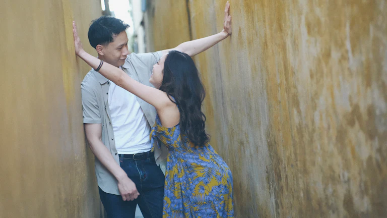 아늑한 아파트에서 아기를 안고 있는 젊은 부부