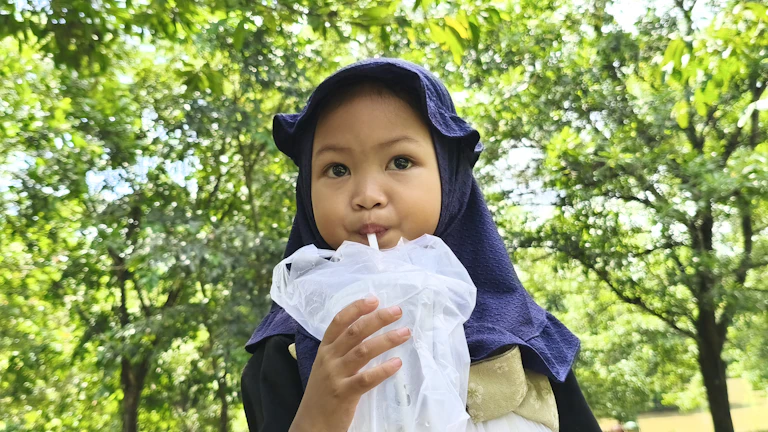 요거트 아이스크림 사진을 찍는 젊은 여성