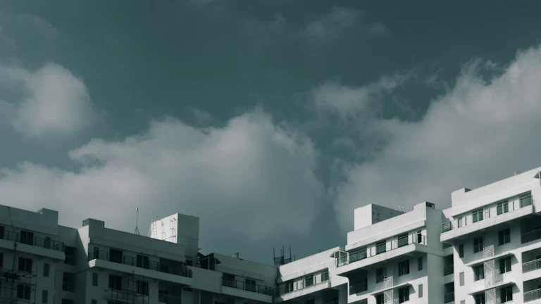 AI가 부동산 데이터를 분석하는 모습