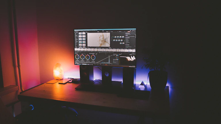 AI 영상 편집 소프트웨어를 사용하는 크리에이터의 모습