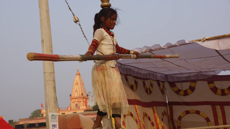 균형을 잡고 있는 사람의 모습