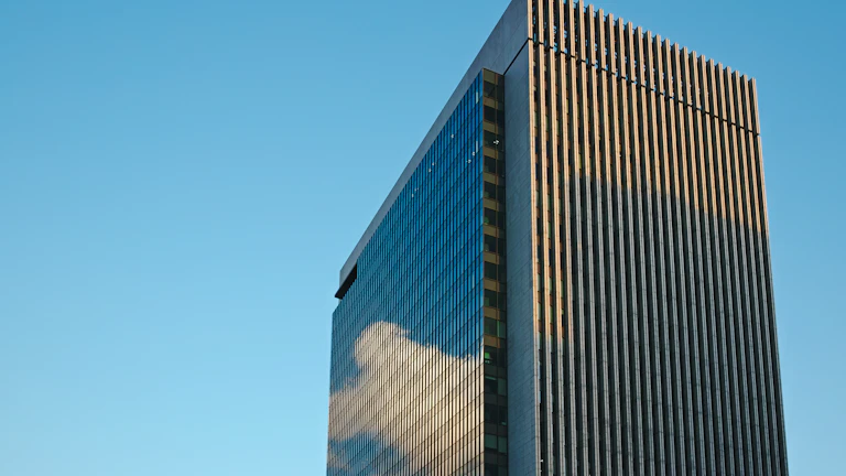 현대적인 유리 외관의 은행 건물