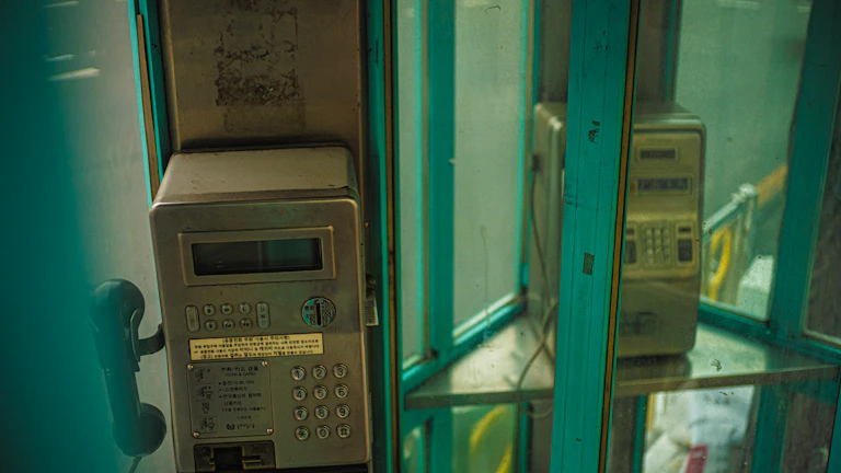 은행 직원이 고객을 돕고 있는 모습