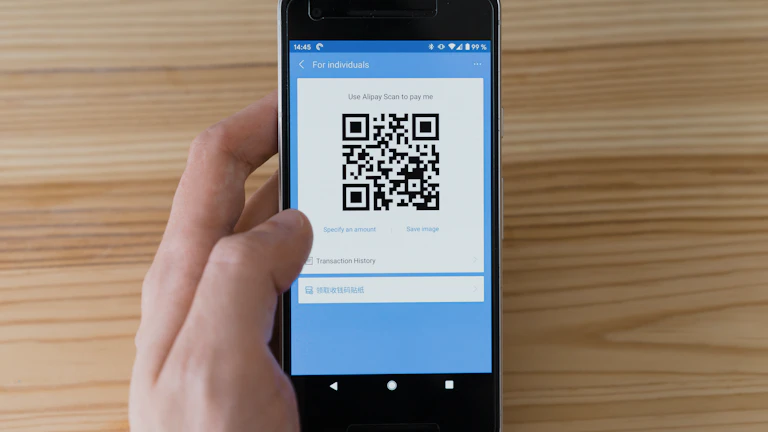 스마트폰으로 이자 송금을 확인하는 깔끔한 이미지