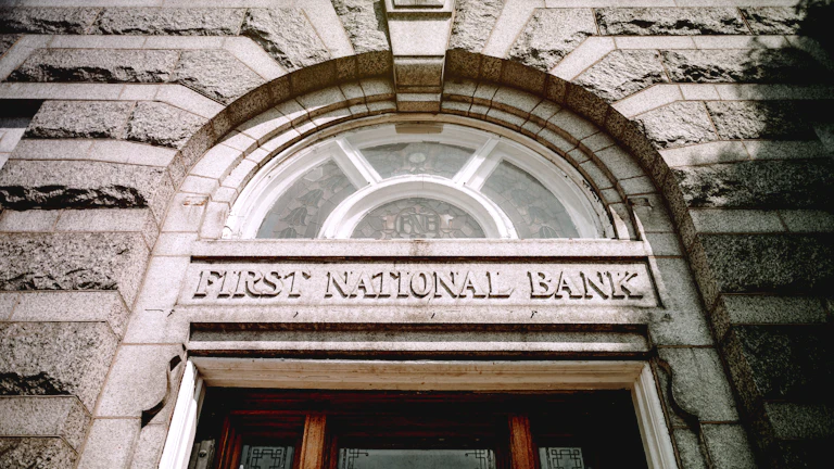 스마트폰 뱅킹 앱을 통해 이자 송금 내역을 확인하는 모습