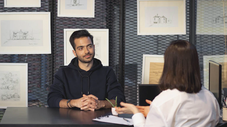 비즈니스 계약서 작성 모습