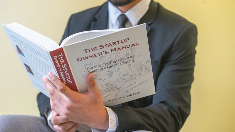 재무 서류를 분석하는 사업가