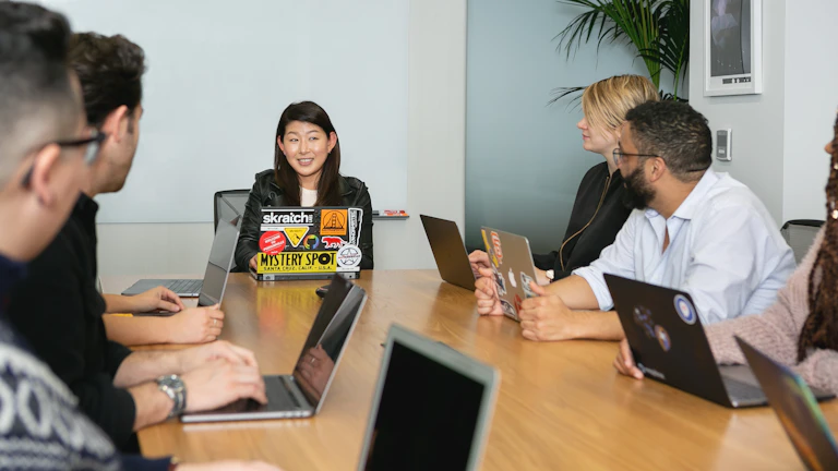 대출 상담을 진행하는 모습