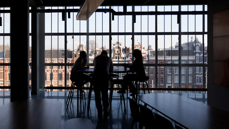 재무 서류를 보며 회의하는 모습