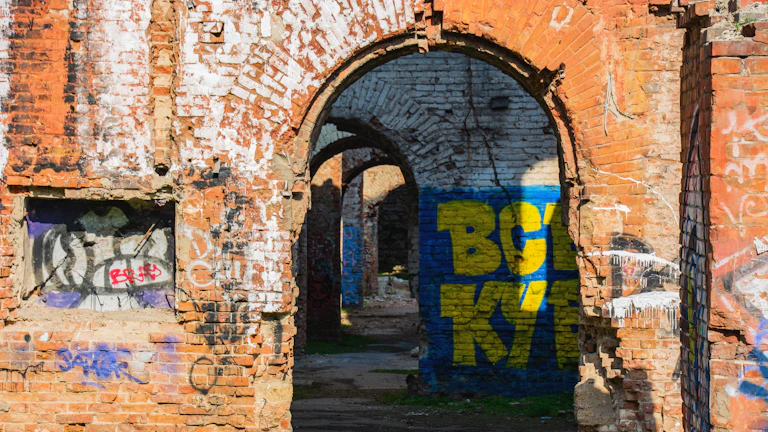 기업 인수합병을 상징하는 두 개의 손이 맞잡는 이미지