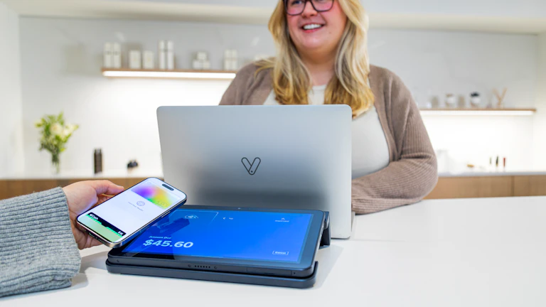 노트북으로 서류를 검토하는 소상공인