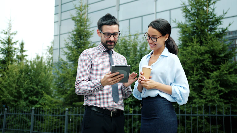 회의실에서 법인 차량 관리 규정에 대해 논의하는 모습