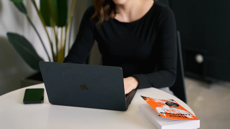 최저 금리로 상가 대출 받는 방법 2 태블릿으로 금융 정보를 확인하는 사업가