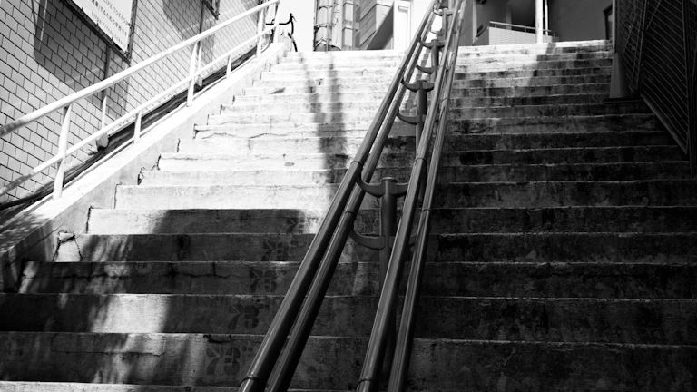 사업 계획서를 검토하는 소상공인