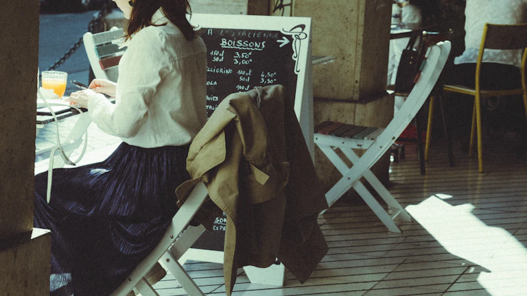 서류를 꼼꼼히 분석하는 여성 사업가