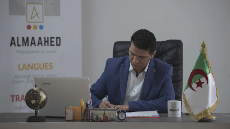 상속세 세무조사 대상 선정 및 대응 전략 2 서류를 분석하고 있는 사업가