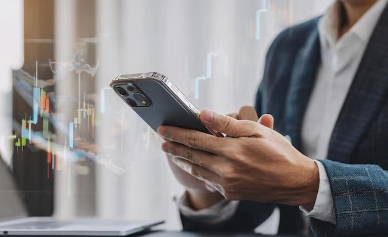 스마트폰으로 주가를 확인하며 고민하는 투자자