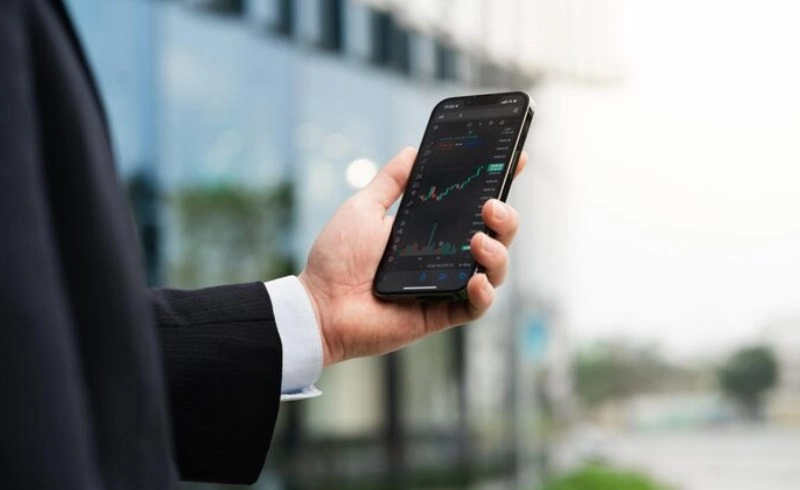 주식 액면분할 효과, 삼성전자 사례로 본 투자 가치와 장단점 완벽 분석 3 스마트폰으로 주식 앱을 확인하는 비즈니스맨의 모습