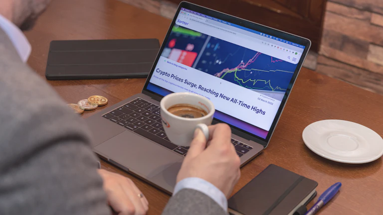 금융 차트를 분석하는 사업가