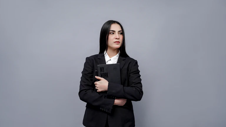 생각에 잠긴 여성 사업가