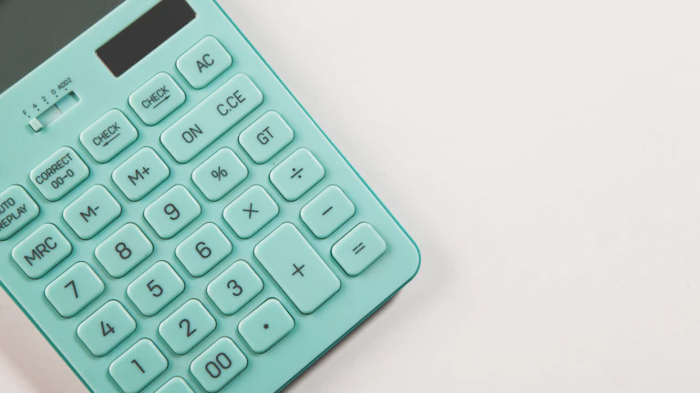 세금을 계산하고 자산 배분을 고민하는 투자자