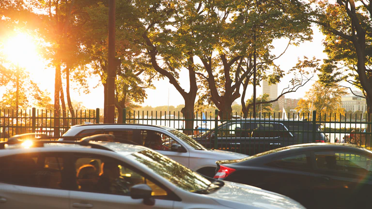 차량 리스 및 장기렌트 계약서를 작성하는 모습