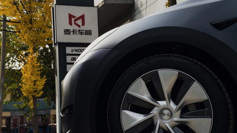 일 때문에 지쳐 보이는 캐릭터