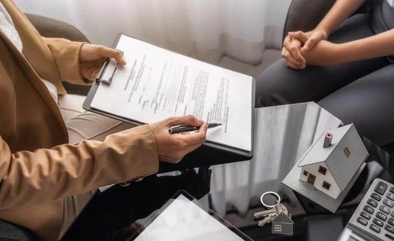 아파트 신청 서류를 꼼꼼히 검토하는 모습