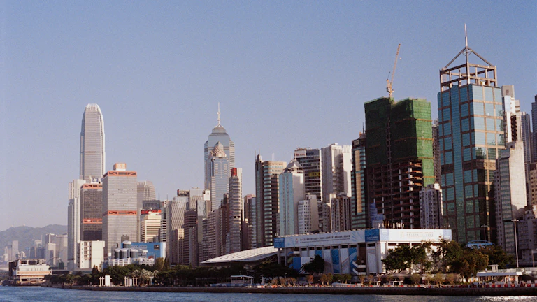 고층 빌딩이 빽빽한 도심 비즈니스 지구