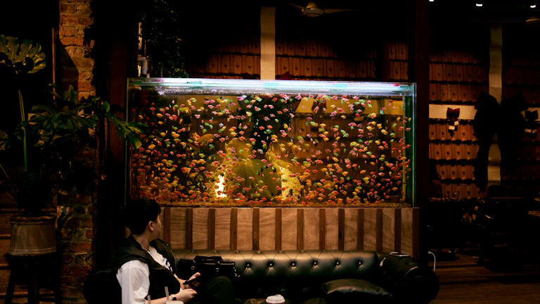 고객들로 붐비는 커피숍 내부