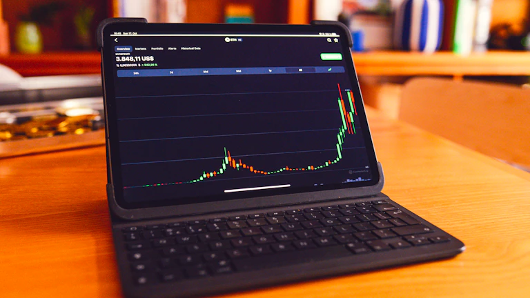 금융 데이터를 보여주는 컴퓨터 화면