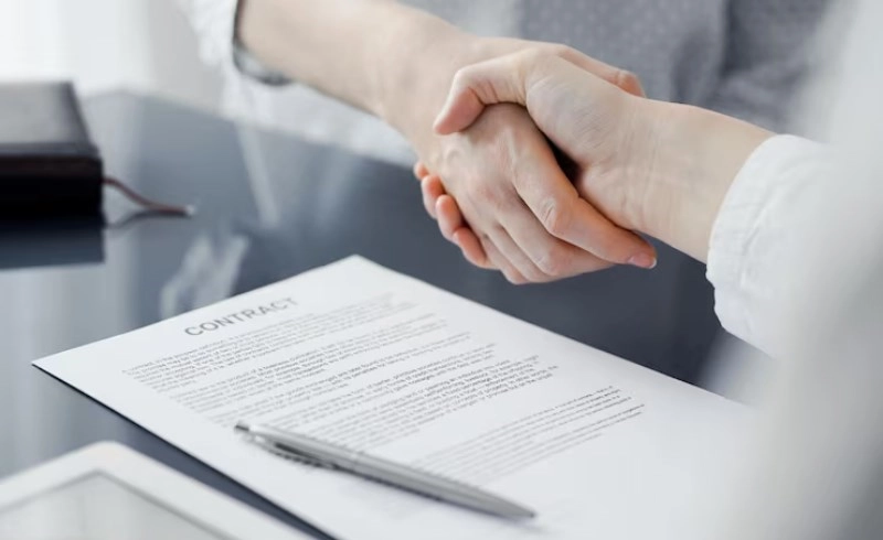 계약서에 서명하는 모습