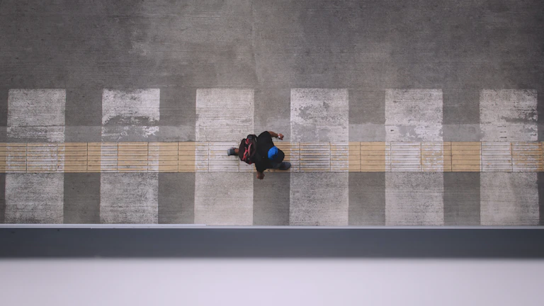 퍼즐을 맞추는 노부부