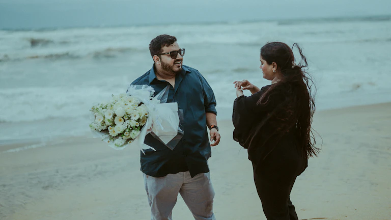 노트북을 보며 미래 계획을 세우는 커플