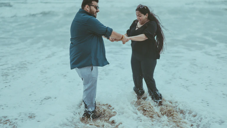 미래를 계획하는 부부