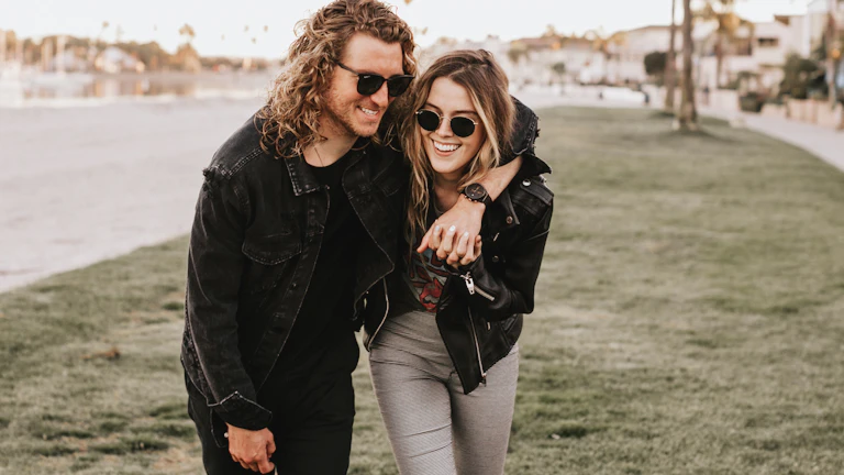 전원주택 설계도를 검토하는 부부