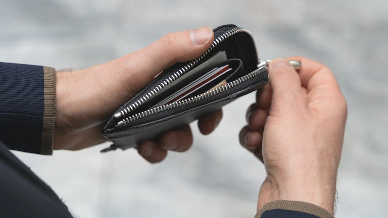 연회비 0원 카드 혜택, 숨겨진 보물찾기 후기 1 지갑에서 카드를 꺼내는 모습