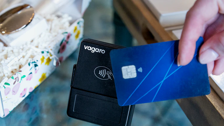 대한항공마일리지 소멸 전 반드시 알아야 할 대처법 3 마일리지 적립 카드를 들고 있는 손