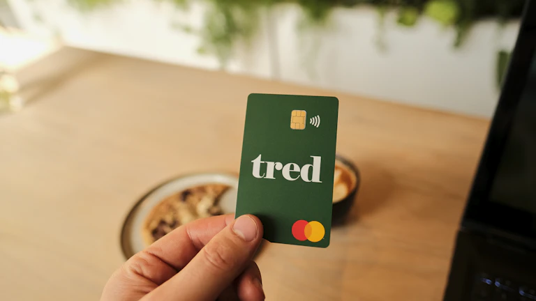 동전과 함께 놓인 신용카드