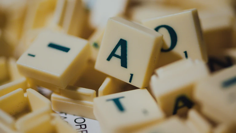 가상자산 소득세 절세를 위해 전략을 짜는 투자자의 모습