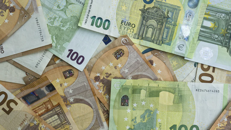 실시간 환율 정보를 보여주는 전광판