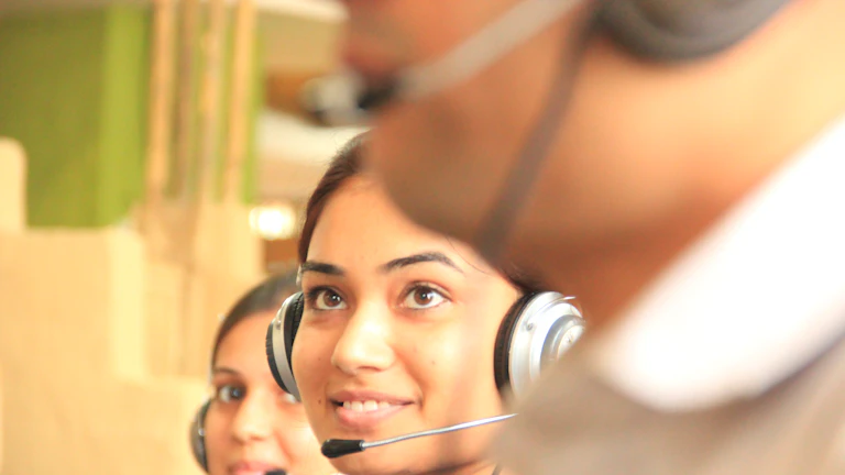 헤드셋을 쓰고 상담을 준비하는 전문 상담원