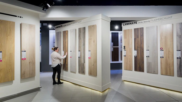 엣시(Etsy) 디지털 파일 판매, 굿노트 속지 제작으로 월 30만원 부수입 만드는 완벽 노하우 3 service-communication - 친절한 고객 응대를 통해 신뢰를 쌓는 모습