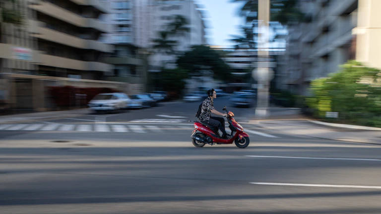 스쿠터를 타고 배달하는 라이더
