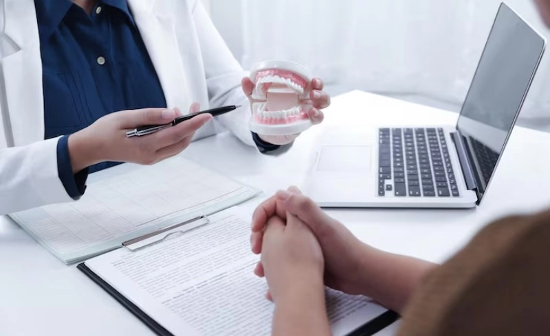 치과 의사가 환자와 치료 계획을 논의하는 모습