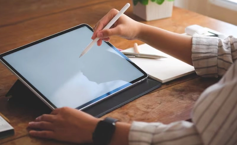 네이버웹툰 나스닥 상장, 웹툰 관련주 대장주 최신 분석 IP 가치 평가 3 책상 위 디지털 아트 태블릿과 스타일러스 펜