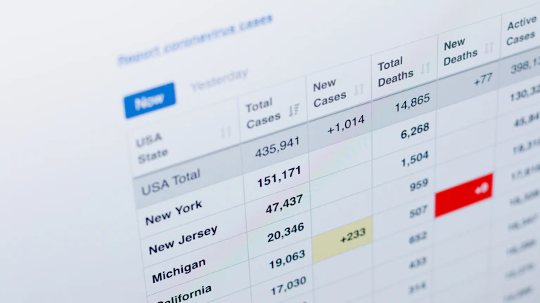 스마트폰으로 디지털 자산 포트폴리오를 관리하는 모습