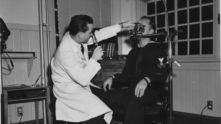 의사와 환자가 상담하는 모습